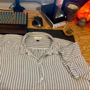 ✨3 for $20 tops!✨ Universal Thread button down